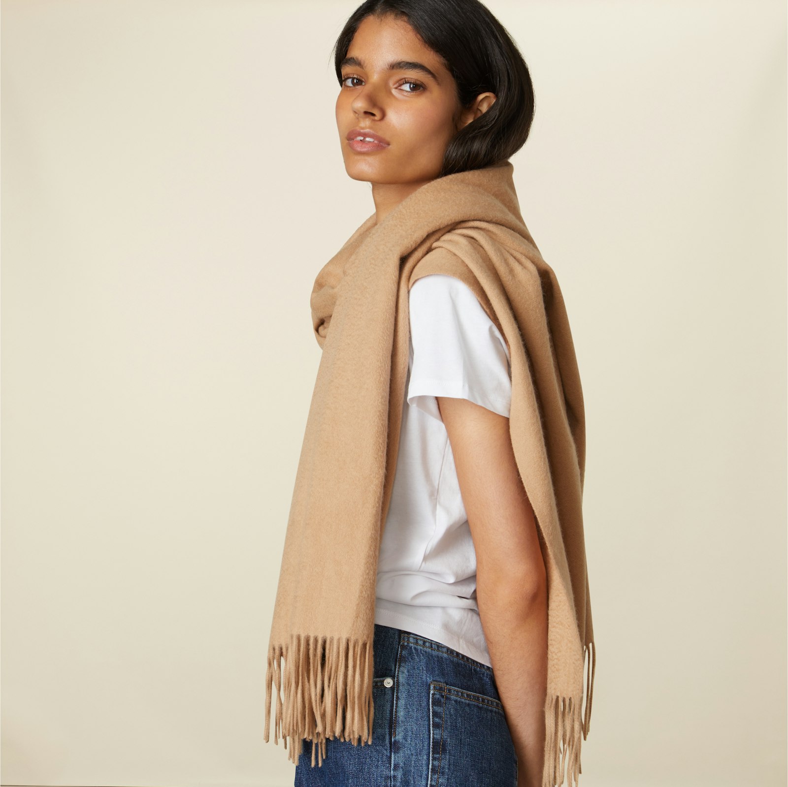 Cheshire_Wide_Cashmere_Scarf_Camel_Figure_CropScale2.jpg